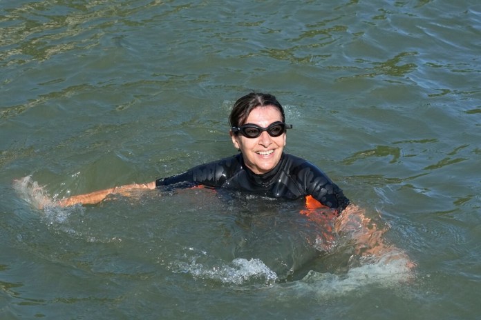 La alcaldesa de París, Anne Hidalgo, nada en las aguas del río Sena, el 17 de julio de 2024, en París. (AP Foto/Michel Euler)