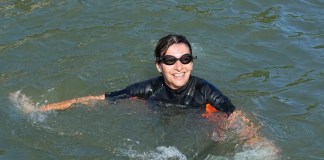 La alcaldesa de París, Anne Hidalgo, nada en las aguas del río Sena, el 17 de julio de 2024, en París. (AP Foto/Michel Euler)