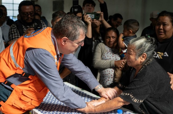 El presidente Arévalo visitó a las familias afectadas tras el deslizamiento. (Foto: Bernardo Arévalo)