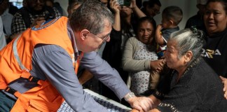 El presidente Arévalo visitó a las familias afectadas tras el deslizamiento. (Foto: Bernardo Arévalo)