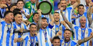 El capitán de Argentina, Leo Messi, levanta el trofeo de la Copa América, en una foto de archivo. EFE/EPA/CRISTOBAL HERRERA-ULASHKEVICH