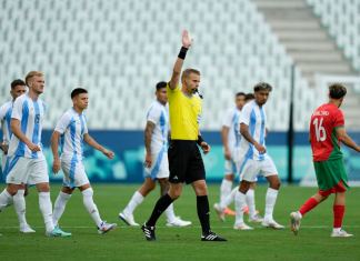 El árbitro Glenn Nyberg anula un gol anotado por el argentino Cristian Medina durante el partido de fútbol masculino del Grupo B entre Argentina y Marruecos en el estadio Geoffroy-Guichard durante los Juegos Olímpicos de Verano de 2024, el miércoles 24 de julio de 2024, en Saint-Etienne, Francia. (Foto AP/Silvia Izquierdo)
