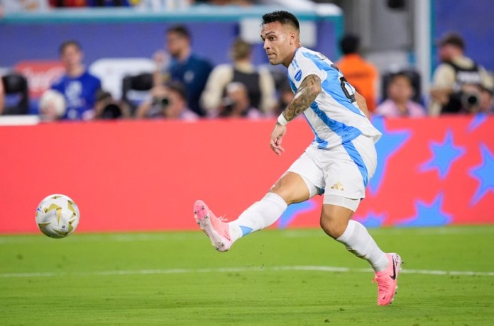 Lautaro Martínez, de Argentina, anota el gol de la albiceleste en contra de Colombia durante la final de la Copa América en Miami Gardens, Florida, el domingo 14 de julio de 2024. (AP Foto/Rebecca Blackwell)