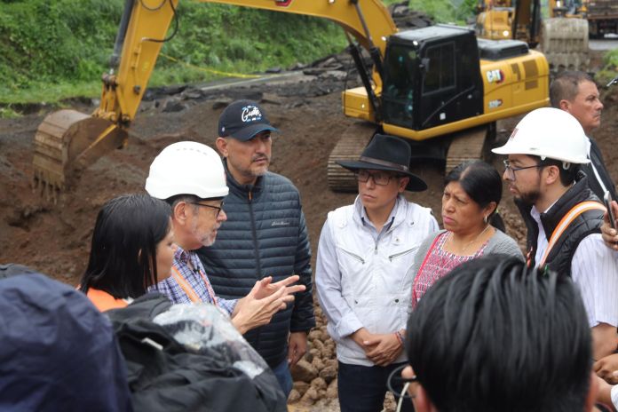 Autoridades reunidas tras el colapso del km 44 de la autopista Palín, Escuintla. Foto: Ministerio de Comunicaciones.