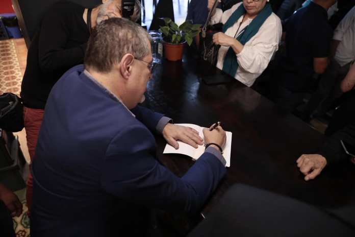 Durante el conversatorio al que fue invitado, el mandatario también autografió libros y compartió con los asistentes. Foto: FB Bernardo Arévalo.