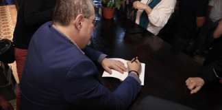 Durante el conversatorio al que fue invitado, el mandatario también autografió libros y compartió con los asistentes. Foto: FB Bernardo Arévalo.