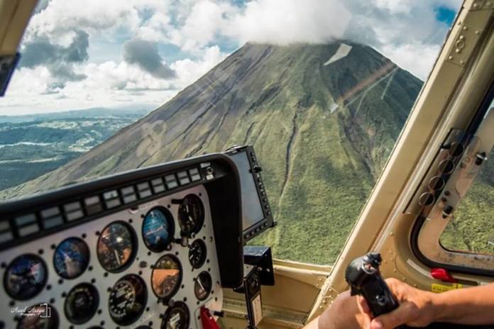 Diversos cuerpos de bomberos se unen en la búsqueda de la avioneta. (Foto: Bomberos Municipales)