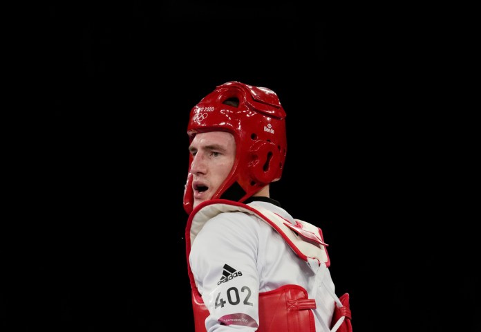  El británico Bradly Sinden compite por una medalla de oro en el partido de taekwondo masculino de 68 kg en los Juegos Olímpicos de verano de 2020 el 25 de julio de 2021 en Tokio, Japón. (Foto AP/Themba Hadebe, archivo)