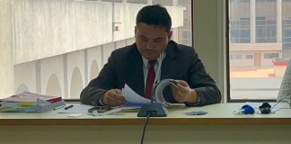 Juez Fredy Orellana concedió permiso a ex directivo para salir del país.