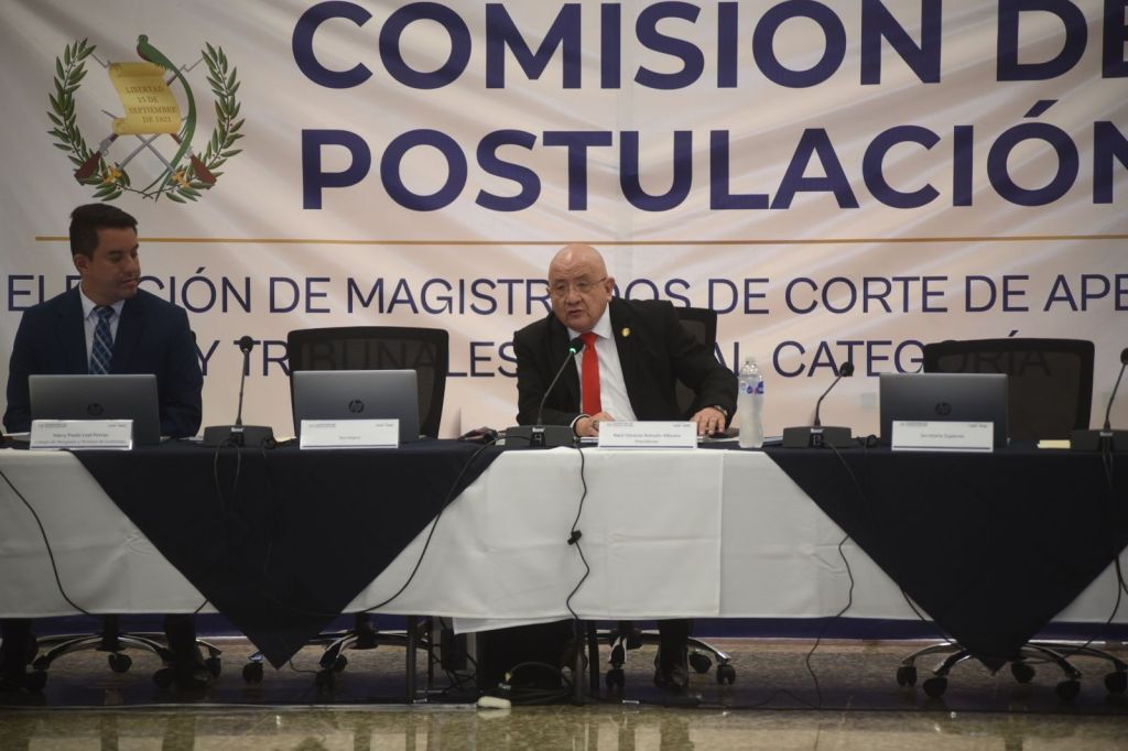 El presidente de la Comisión de Postulación para Corte de Apelaciones, Horacio Arévalo, suspende primera sesión de Postuladora e indica que remitirá dos oficios a la Universidad Francisco Marroquín (UFM) y al Congreso de la República para agilizar designación de decano y juramentación respectiva. 