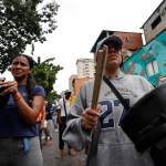 Personas golpean cacerolas en una manifestación luego de los resultados de las elecciones presidenciales este lunes, en Caracas (Venezuela). EFE/ Henry Chirinos