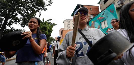 Personas golpean cacerolas en una manifestación luego de los resultados de las elecciones presidenciales este lunes, en Caracas (Venezuela). EFE/ Henry Chirinos
