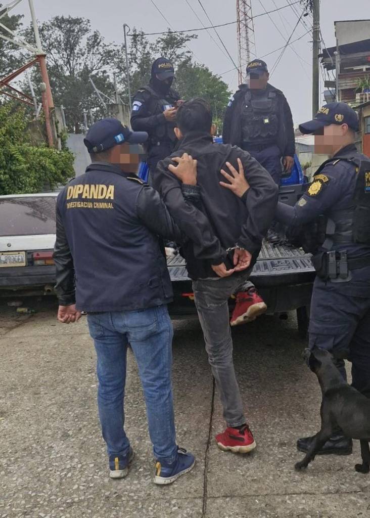 Los detenidos son sindicados de extorsionar a comerciantes de la Antigua Guatemala. Foto: PNC