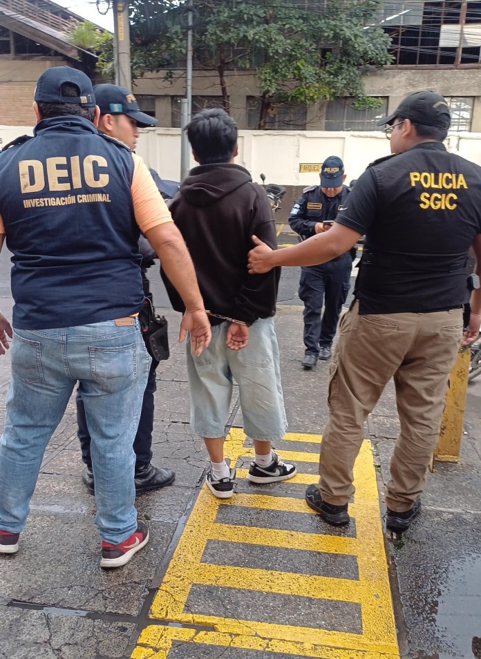 Autoridades trasladan al cuarto detenido dentro del caso por la muerte de Farruko Pop a Torre de Tribunales. Foto: PNC
