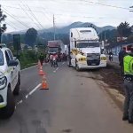 Debido al accidente de un tráiler en la carretera Interamericana, se estableció un carril reversible a partir de km 37 hasta el 40, con dirección a Occidente. (Captura de video)