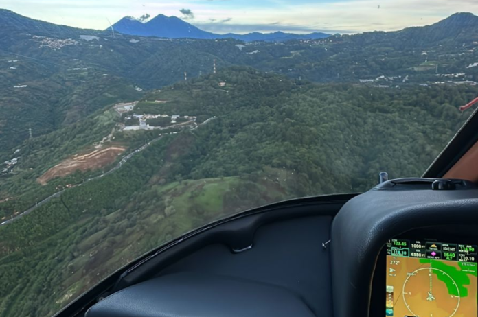 Se realiza un sobrevuelo en las faldas del volcán de Agua. (Foto: Conred)