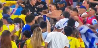 Darwin Núñez es captado en plena pelea en el graderío. (Foto: captura de video)