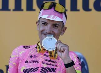 Richard "Súper Carapaz" hizo historia como primer ecuatoriano ganador de una etapa en el Tour de Francia al imponerse en solitario en la décimoseptima etapa disputada entre Saint-Paul-Trois-Châteaux y Superdévoluy, de 177,8 km EFE/EPA/SEBASTIEN NOGIER