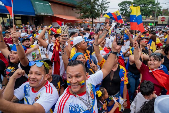 Ciudadanos venezolanos se reúnen a la espera de los resultados de las elecciones presidenciales en su país, este 28 de julio de 2024 en Queens, en Nueva York (Estados Unidos). EFE/ Angel Colmenares