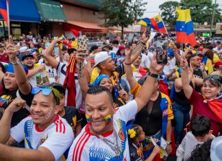 Ciudadanos venezolanos se reúnen a la espera de los resultados de las elecciones presidenciales en su país, este 28 de julio de 2024 en Queens, en Nueva York (Estados Unidos). EFE/ Angel Colmenares