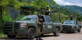 Soldados mexicanos patrullan comunidades en municipios de Chiapas, México, que colindan con departamentos de Guatemala. (México). EFE/ Carlos López