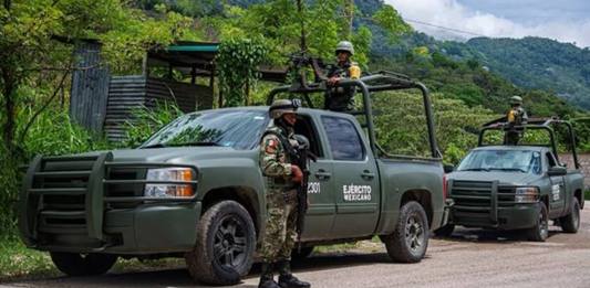 Soldados mexicanos patrullan comunidades en municipios de Chiapas, México, que colindan con departamentos de Guatemala. (México). EFE/ Carlos López