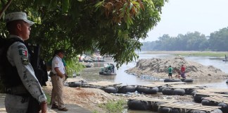 Personal de la Guardia Nacional resguardan las orillas del río Suchiate, en la ciudad de Tapachula, Chiapas (México). EFE/Juan Manuel Blanco