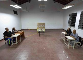Personas esperan en un puesto de votación durante las elecciones presidenciales este domingo, en Caracas (Venezuela). EFE/ Ronald Peña R.