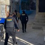Agentes de la policía desplegaron agentes por los callejones de la colonia Lourdes II, en busca de los tiradores. Foto: PNC