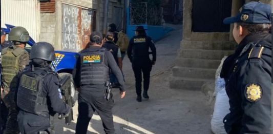 Agentes de la policía desplegaron agentes por los callejones de la colonia Lourdes II, en busca de los tiradores. Foto: PNC