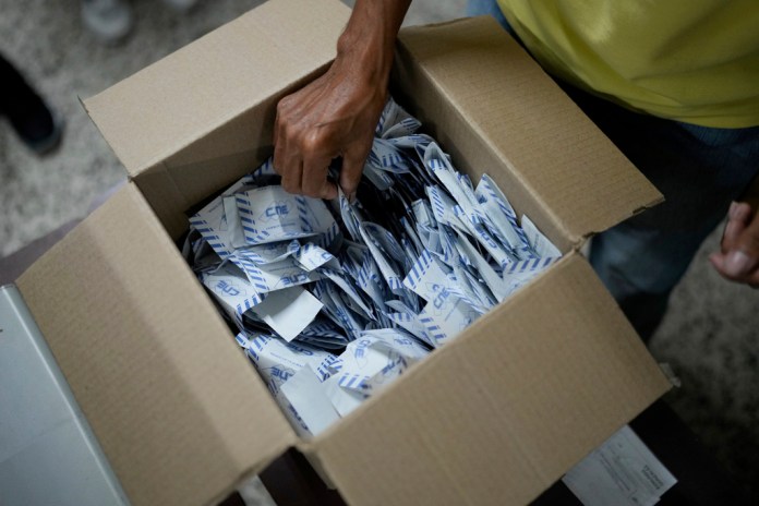 Funcionarios electorales en el conteo de votos de las elecciones presidenciales en Caracas, Venezuela, el domingo 28 de julio de 2024. (AP Foto/Matías Delacroix)