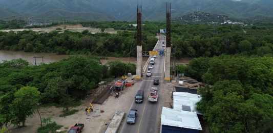 Puente Motagua, sobre el río del mismo nombre. Su rehabilitación se contrató por Q47 millones y ya se han pagado Q53 millones, pero la obra no ha sido concluida. Foto: La Hora / José Orozco.