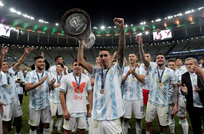 El argentino Ángel Di María (c) levanta la Copa América de 2021, con un gol suyo la Albiceleste se impuso 0-1 a Brasil en el estadio Maracaná de Río de Janeiro (Brasil). EFE/Andre Coelho