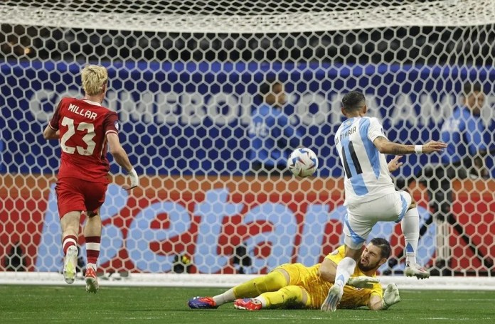 Di María (d) al intentar superar al guardameta canadiense, Maxime Crépeau (c), durante el partido inaugural de la Copa América 2024, en el estadio Mercedes Benz de Atlanta (Georgia, EE.UU.). EFE/Erik S. Lesser