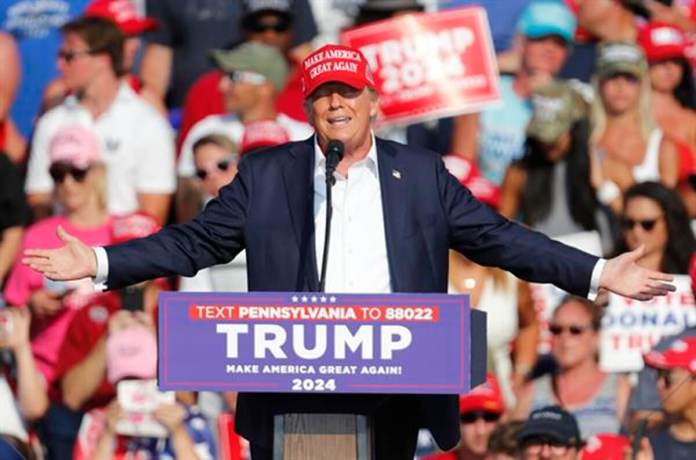 Donald Trump en Butler, minutos antes del intento de asesinato. EFE/EPA/DAVID MAXWELL