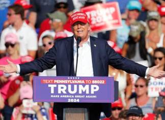 Donald Trump en Butler, minutos antes del intento de asesinato. EFE/EPA/DAVID MAXWELL