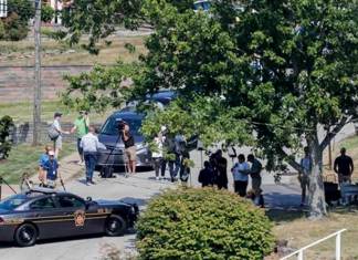 Joven que disparó a Donald Trump fue víctima de bullying Agentes de la ley y miembros de los medios de comunicación cerca de la casa de Thomas Matthew Crooks, de 20 años/ foto: EFE