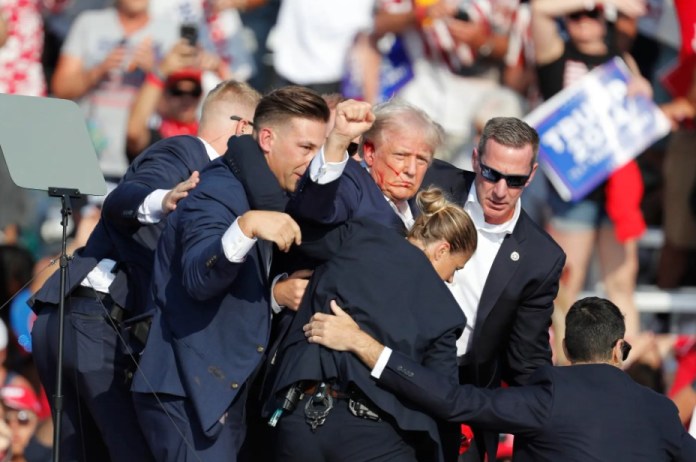 El expresidente estadounidense Donald Trump es evacuado del escenario por el servicio secreto después de un incidente durante un mitin de campaña en el Butler Farm Show Inc. en Butler, Pensilvania (EE.UU.). EFE/David Maxwell