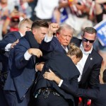 El expresidente estadounidense Donald Trump es evacuado del escenario por el servicio secreto después de un incidente durante un mitin de campaña en el Butler Farm Show Inc. en Butler, Pensilvania (EE.UU.). EFE/David Maxwell