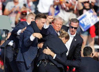 El expresidente estadounidense Donald Trump es evacuado del escenario por el servicio secreto después de un incidente durante un mitin de campaña en el Butler Farm Show Inc. en Butler, Pensilvania (EE.UU.). EFE/David Maxwell