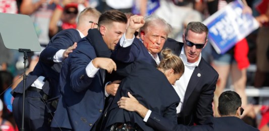 El expresidente estadounidense Donald Trump es evacuado del escenario por el servicio secreto después de un incidente durante un mitin de campaña en el Butler Farm Show Inc. en Butler, Pensilvania (EE.UU.). EFE/David Maxwell