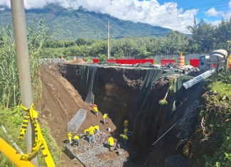 El CIV atiende deslizamiento registrado en el kilómetro 83.500, RN-14, dirección hacia el Sur del municipio de San Juan Alotenango, Sacatepéquez. (Foto: CIV)