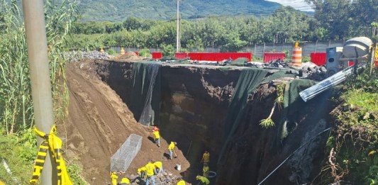 El CIV atiende deslizamiento registrado en el kilómetro 83.500, RN-14, dirección hacia el Sur del municipio de San Juan Alotenango, Sacatepéquez. (Foto: CIV)