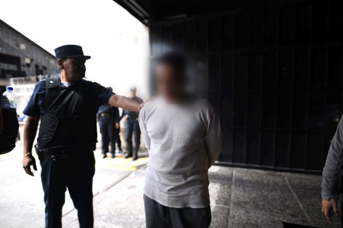 El detenido fue llevado a Torre de Tribunales. Foto: La Hora/Fabricio Alonzo