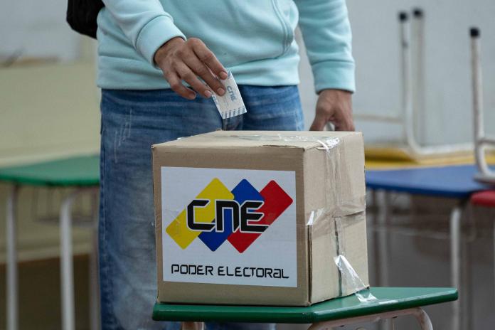 Un hombre vota en el simulacro electoral en Caracas este domingo, con centros abiertos desde las 8:00 hora local (12:00 GMT) hasta las 16:00 (20:00 GMT), en preparación para las presidenciales del 28 de julio. EFE/ Ronald Peña