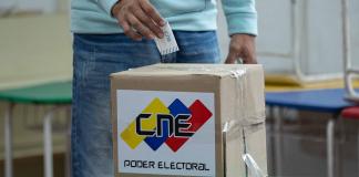 Un hombre vota en el simulacro electoral en Caracas este domingo, con centros abiertos desde las 8:00 hora local (12:00 GMT) hasta las 16:00 (20:00 GMT), en preparación para las presidenciales del 28 de julio. EFE/ Ronald Peña