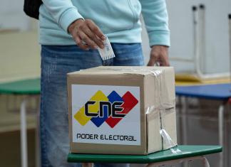 Un hombre vota en el simulacro electoral en Caracas este domingo, con centros abiertos desde las 8:00 hora local (12:00 GMT) hasta las 16:00 (20:00 GMT), en preparación para las presidenciales del 28 de julio. EFE/ Ronald Peña
