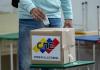 Un hombre vota en el simulacro electoral en Caracas este domingo, con centros abiertos desde las 8:00 hora local (12:00 GMT) hasta las 16:00 (20:00 GMT), en preparación para las presidenciales del 28 de julio. EFE/ Ronald Peña