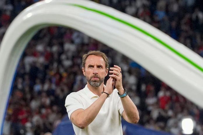 En esta imagen de archivo, el seleccionador de Inglaterra, Gareth Southgate, aplaude a su afición tras la final de la Eurocopa contra España, en Berlín, Alemania, el 14 de julio de 2024. (AP Foto/Martin Meissner, archivo)