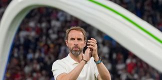 En esta imagen de archivo, el seleccionador de Inglaterra, Gareth Southgate, aplaude a su afición tras la final de la Eurocopa contra España, en Berlín, Alemania, el 14 de julio de 2024. (AP Foto/Martin Meissner, archivo)